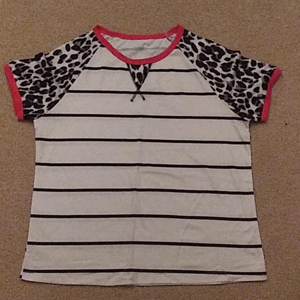 NWOT Animal print with hot pink trim T-shirt